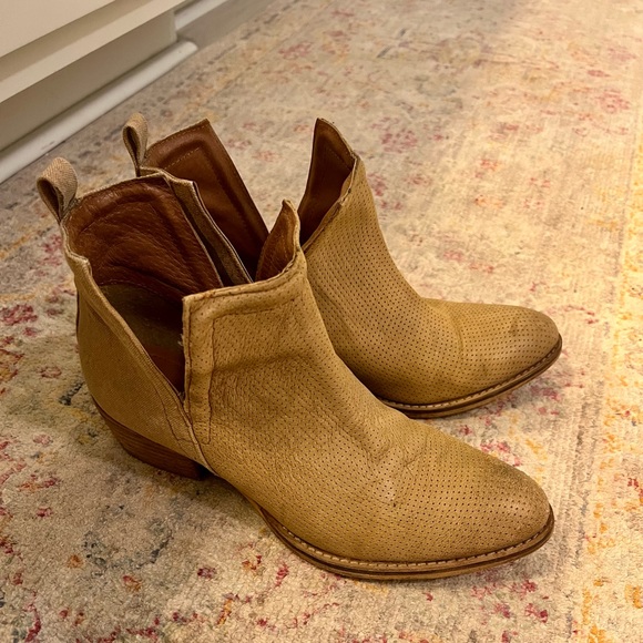 Diba True Western V Cut Bootie - Picture 4 of 6